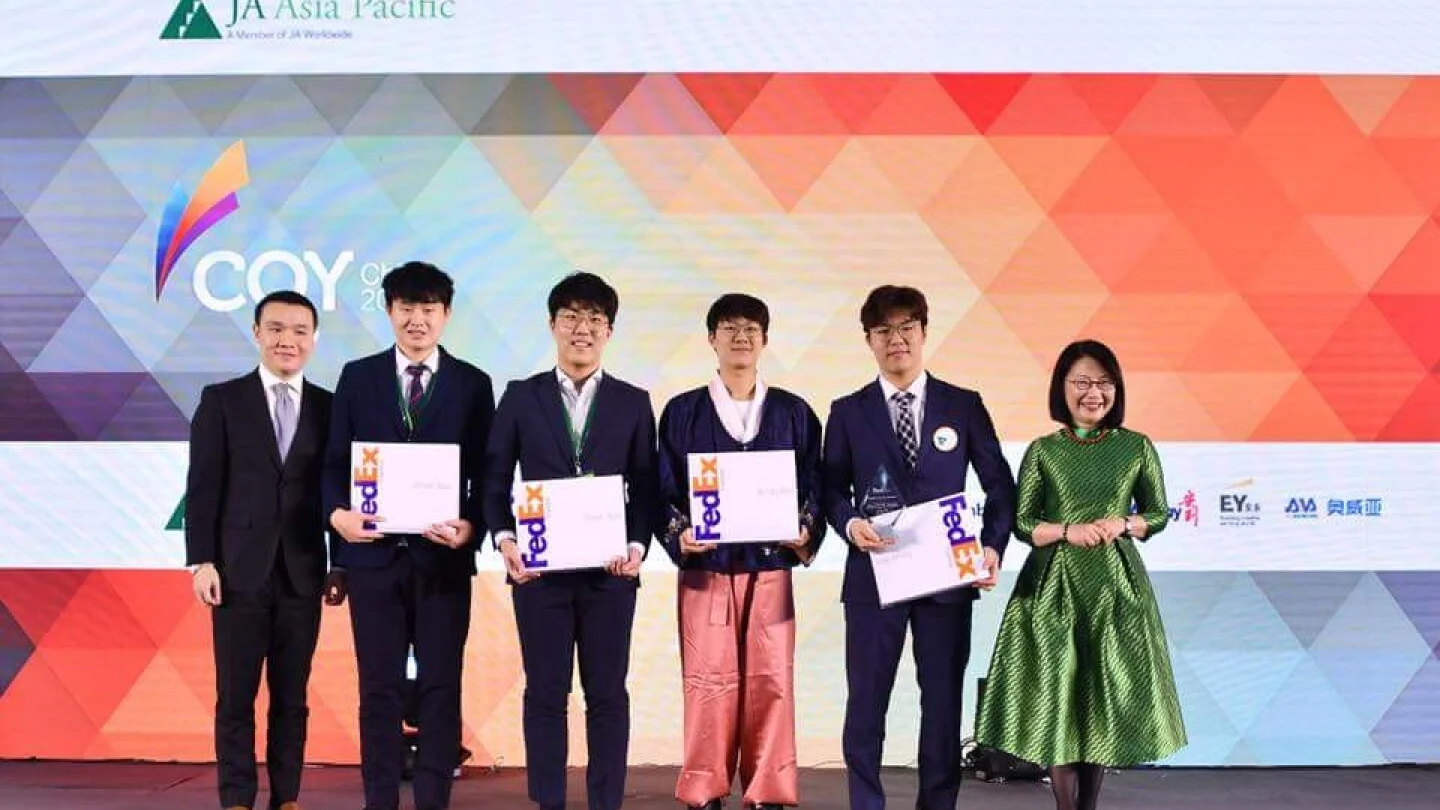 来自韩国的学生创业者在2018“JA亚太区学生公司大赛”上摘得“FedEx Access大奖”