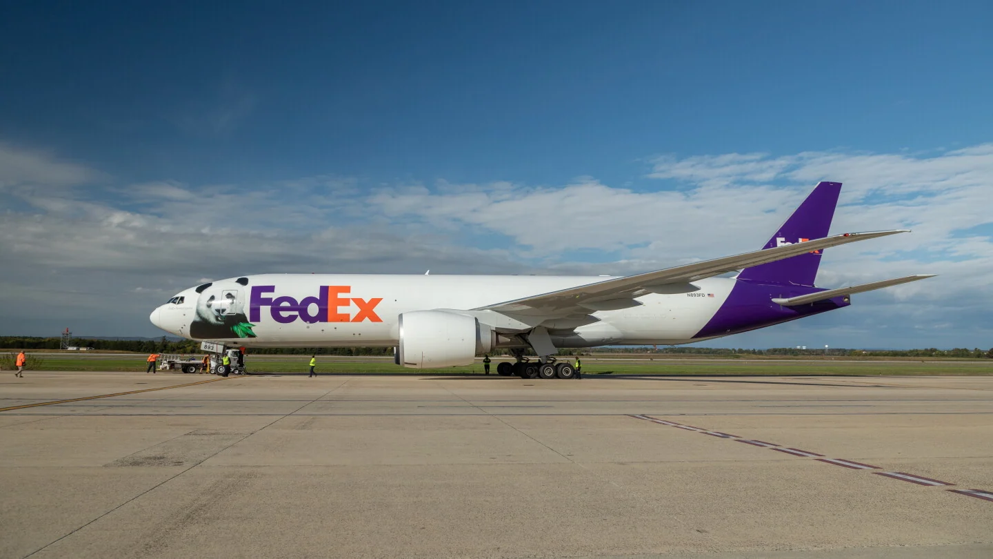 联邦快递持续支持大熊猫保护工作，“FedEx熊猫快递号”专机圆满完成首次往返运送大熊猫任务
