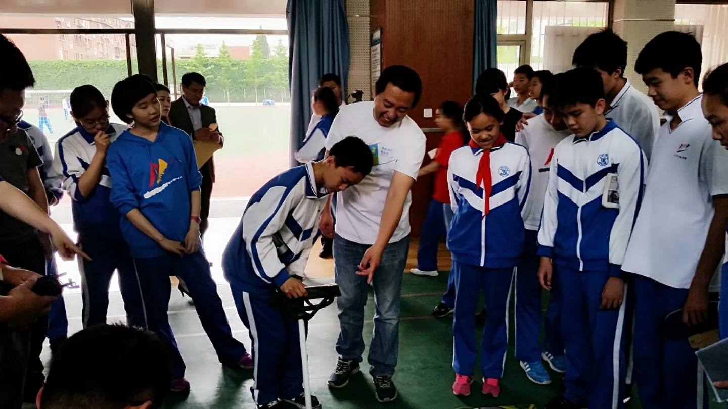 安全步行 抬头走